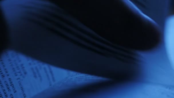 Lectura de la Biblia por la noche — Vídeo de stock