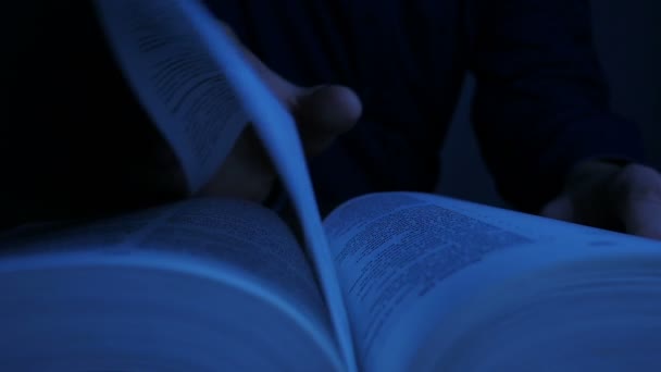 Leitura da Bíblia à noite — Vídeo de Stock
