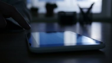 Tablet bilgisayarda çalışan doktor