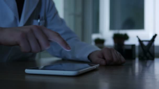Arzt arbeitet an Tablet-Computer — Stockvideo