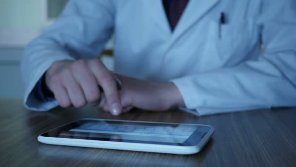 Lekarz pracuje na komputerze typu tablet — Wideo stockowe