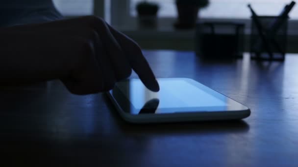 médecin travaillant sur tablette 