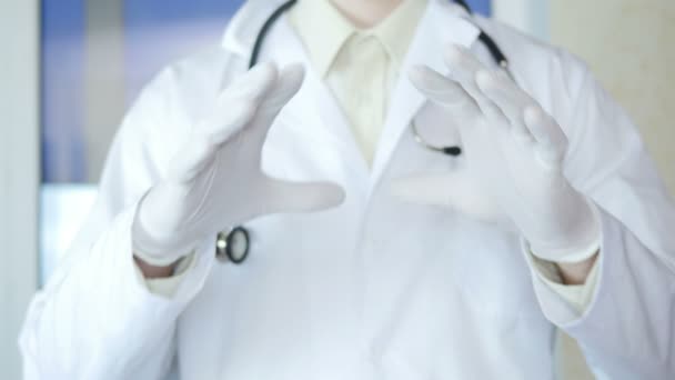 Доктор стреляет пальцами в сердце — стоковое видео