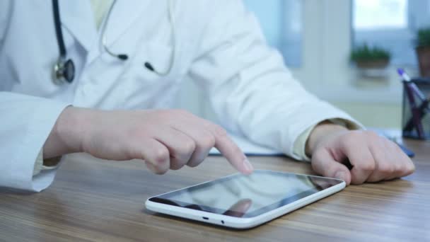 Médecin utilisant la tablette PC dans le bureau — Video