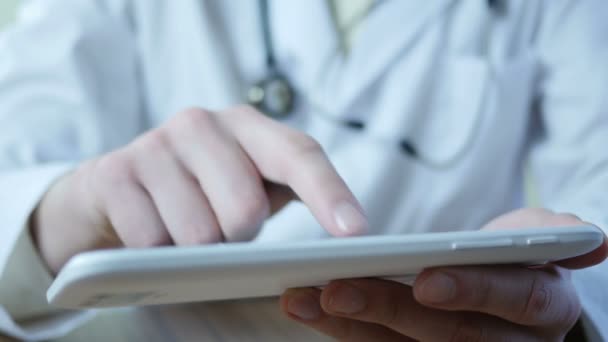 Médecin utilisant la tablette PC dans le bureau — Video