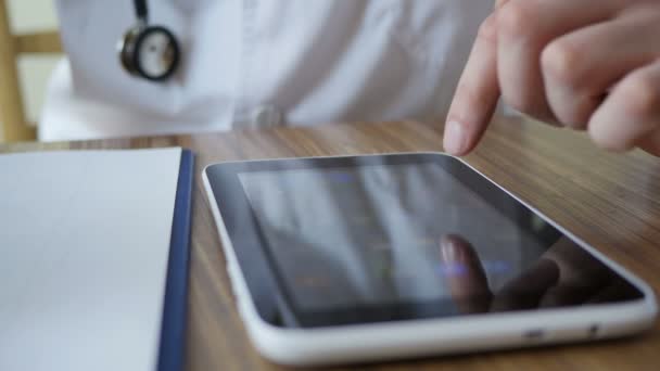 Arzt mit Tablet-PC im Büro — Stockvideo