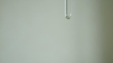 Beyaz arka plan damla üzerinde Pipet 