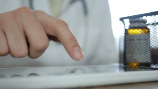 Dokter de tablet pc gebruiken in office — Stockvideo