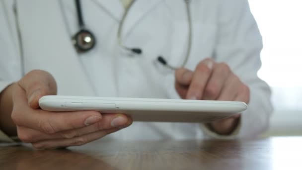 Médecin utilisant la tablette PC dans le bureau — Video