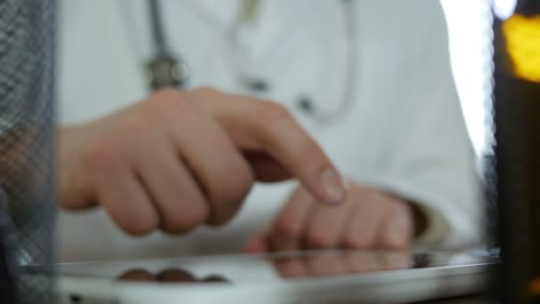 Läkare använder TabletPC i office — Stockvideo