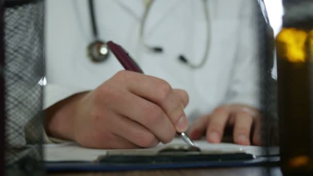 Doctor escribiendo historial médico — Vídeos de Stock