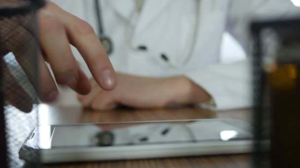 Arzt mit Tablet-PC im Büro — Stockvideo