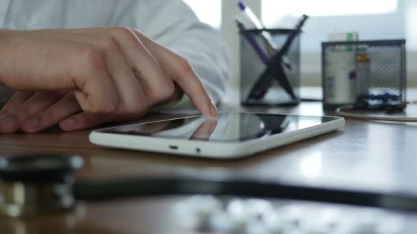 Médico usando tablet pc no escritório — Vídeo de Stock
