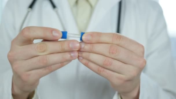 Le médecin donne une pipette au patient — Video