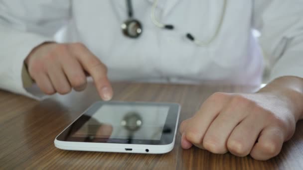 Médico usando tableta pc en la oficina — Vídeo de stock