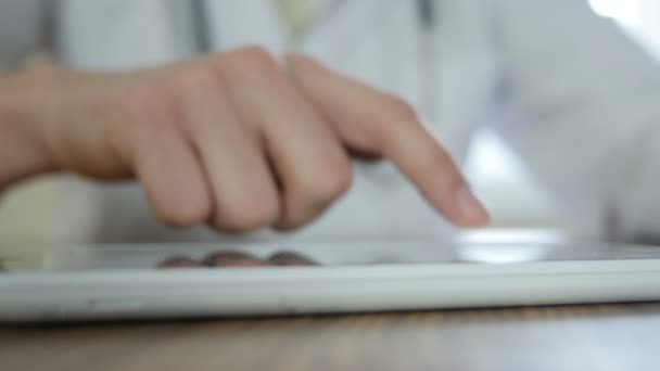 Médecin utilisant la tablette PC dans le bureau 