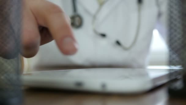 Dokter de tablet pc gebruiken in office — Stockvideo