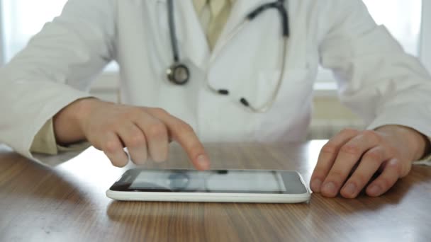 Médico usando tableta pc en la oficina — Vídeo de stock