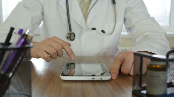 Médecin utilisant la tablette PC dans le bureau — Video