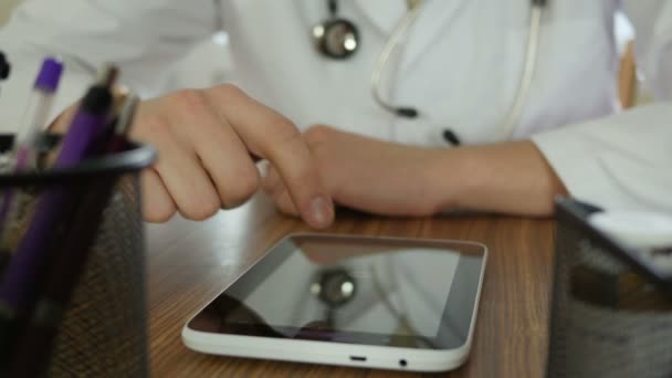 Arzt mit Tablet-PC im Büro — Stockvideo