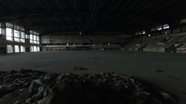 Volo nella tribuna abbandonata dell'arena di ghiaccio — Video Stock