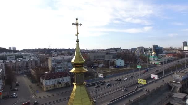 Flygande över kyrka — Stockvideo