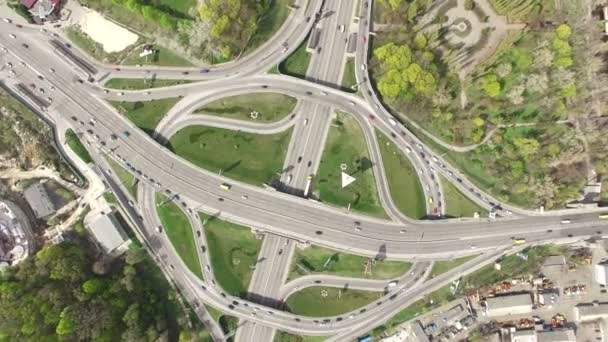高速道路のインターチェンジの空撮 — ストック動画