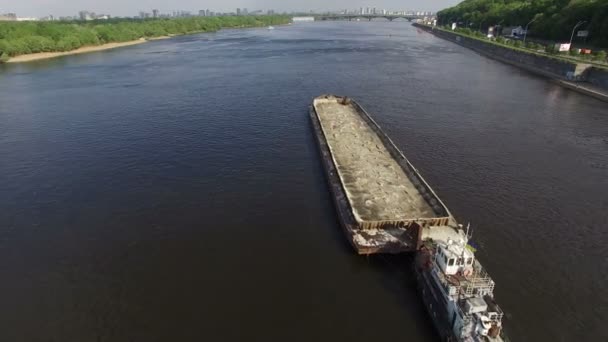 Cargo Ship vrachtschip op de rivier — Stockvideo