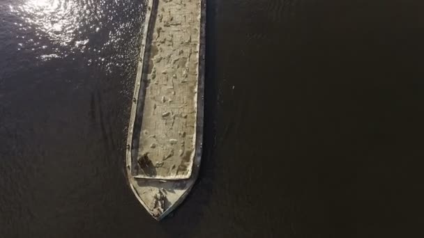 Buque de carga de carga en el río — Vídeo de stock