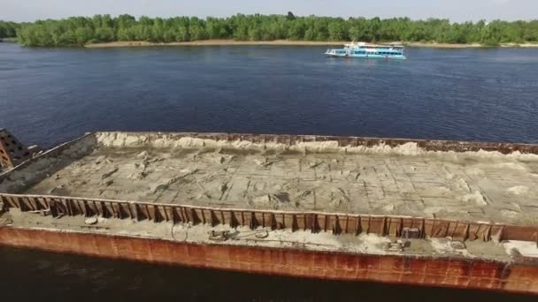 Φορτηγό πλοίο σκάφος στο ποτάμι — Αρχείο Βίντεο