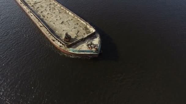 Buque de carga de carga en el río — Vídeo de stock