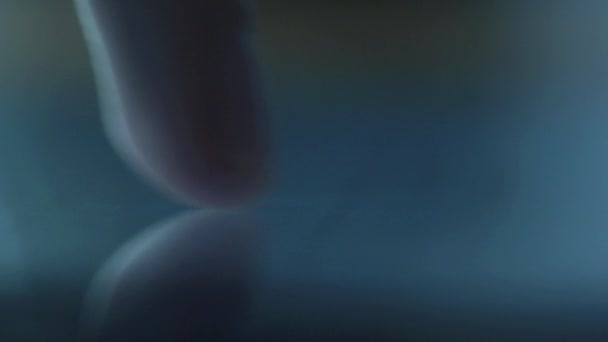 Prstu pomocí dotykové obrazovky — Stock video