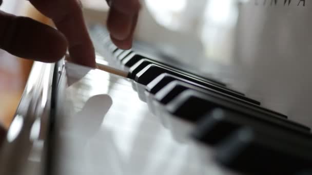 Uomo che suona il pianoforte — Video Stock