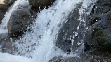 Bir taş hızlı şelale