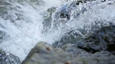 Bir taş hızlı şelale