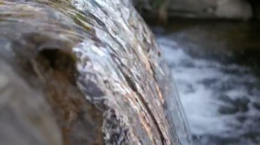 Bir taş hızlı şelale