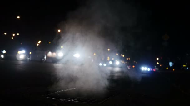 Tráfico nocturno Bokeh Steaming Manhole — Vídeo de stock