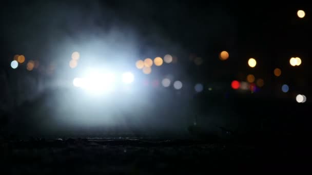 Tráfico nocturno Bokeh Steaming Manhole — Vídeo de stock