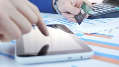 Kredi kartı ve Touchpad kullanarak işadamı Online alışveriş