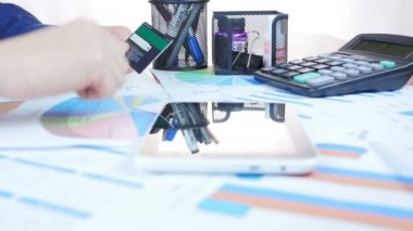 Kredi kartı ve Touchpad kullanarak işadamı Online alışveriş