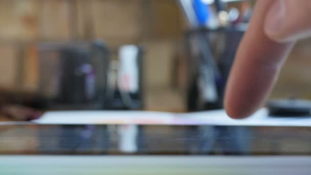 Typino sur le pavé tactile 