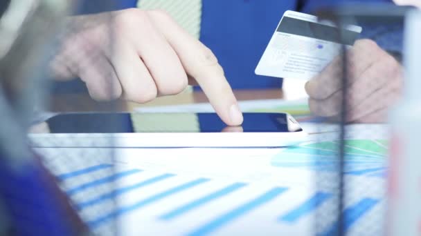 Бизнесмен онлайн-покупки с использованием кредитных карт и сенсорной панели — стоковое видео