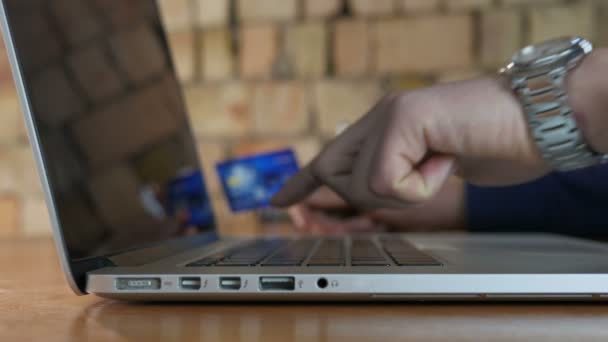 Teclado de hombre de negocios escribiendo en la oficina y compras en línea — Vídeos de Stock