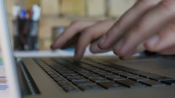 Hombre de negocios trabajando en un ordenador portátil y teclado mecanografía — Vídeos de Stock