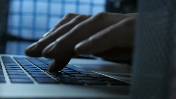 Homme d'affaires travaillant sur un ordinateur portable et clavier dactylographie 