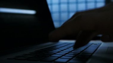 Dizüstü Bilgisayar ve Klavye Yazma Üzerinde Çalışan İş Adamı