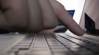 Ofis Ve Online Alışveriş Te İşadamı Klavye Yazma