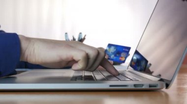 Laptop Kullanarak İşadamı Online Sipariş