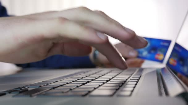 Teclado de hombre de negocios escribiendo en la oficina y compras en línea — Vídeo de stock