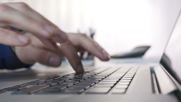 Hombre de negocios trabajando en un ordenador portátil y teclado mecanografía — Vídeos de Stock